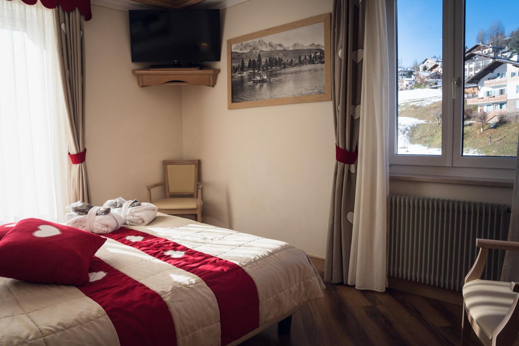 Hotel Alle Alpi Моена Екстериор снимка